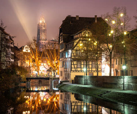 phot de nuit durant le marché de noël avec les illuminations