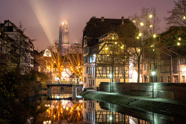 phot de nuit durant le marché de noël avec les illuminations