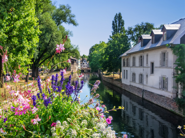 la ville au printemps le long des quais