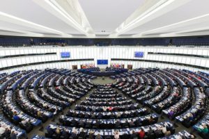 European-Parliament-Strasbourg-Hemicycle-LR-©-Diliff-licence-CC-BY-SA-3.0-from-Wikimedia-Commons-768x434