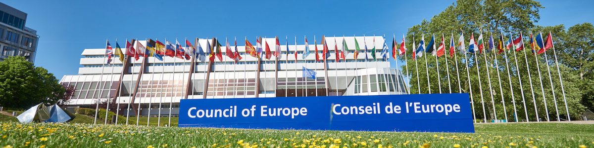 Palais de l'Europe et les 46 drapeaux des etats membres
