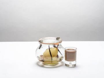 Poire-au-sirop-et-sauce-chocolat