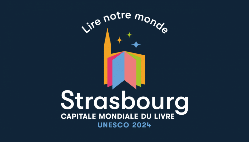 png_strasbourg_direction_culture_cml_logo_24_25_fond_bleu_vertical_rvb dans Strasbourg : Capitale Mondiale du Livre en 2024